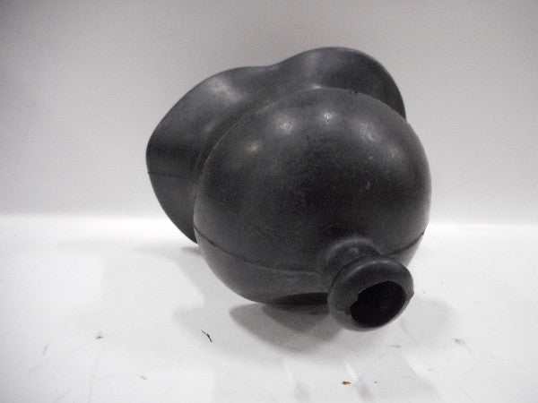 Versnellingspookhoes zwart rubber voor auto, artikelnummer WO-647574. Versnellingspookhoes zwart rubber voor auto, artikelnummer WO-647574.
