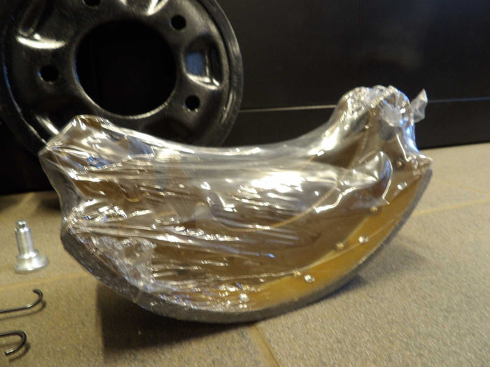 Remschoen as-set met remtrommels, remschoensets, excentrische bouten en veren voor voor- en achteras