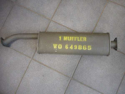 Uitlaatdemper met artikelnummer WO-649865 op grijze tegels.